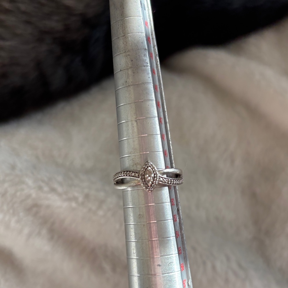 Elegant Silver Women's Ring with Teardrop Design
